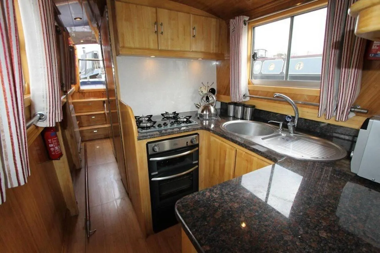 Cambridge Narrowboats - Beautiful New Moon Narrowboat Hotel Cambridge (Cambridgeshire)
