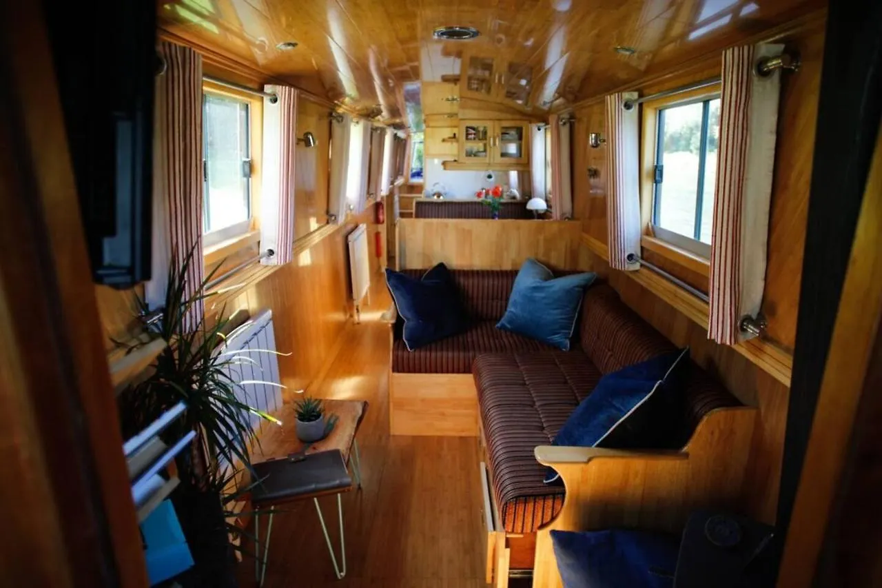 Hotel Cambridge Narrowboats - Beautiful New Moon Narrowboat 0*,  Reino Unido