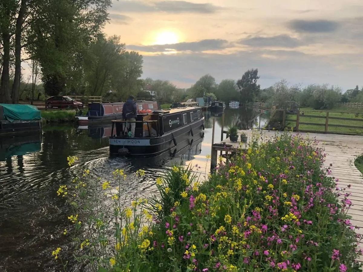 Hotel en barco Hotel Cambridge Narrowboats - Beautiful New Moon Narrowboat Reino Unido