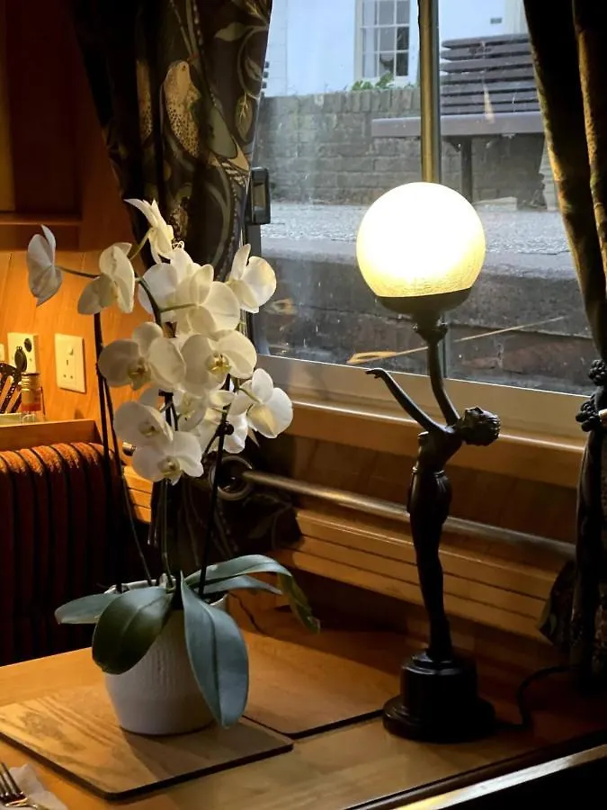 Hotel en barco Hotel Cambridge Narrowboats - Beautiful New Moon Narrowboat Reino Unido